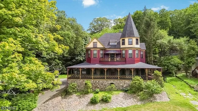 The William Arnott House: A Lake-Side Queen Anne Legacy!