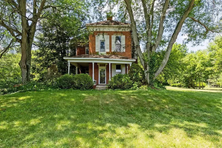 1890 Radnor Estate: 11-Foot Volume & Agrarian Outbuildings