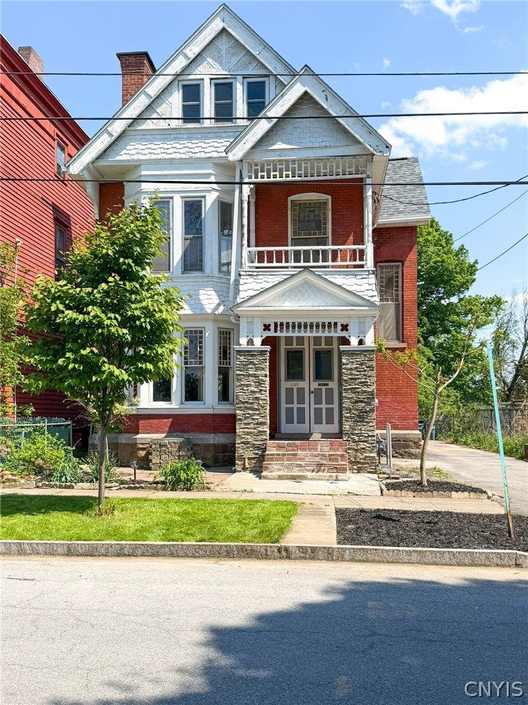 Gilded Age Grandeur: A 1890 Utica Victorian Awaiting Its Renaissance
